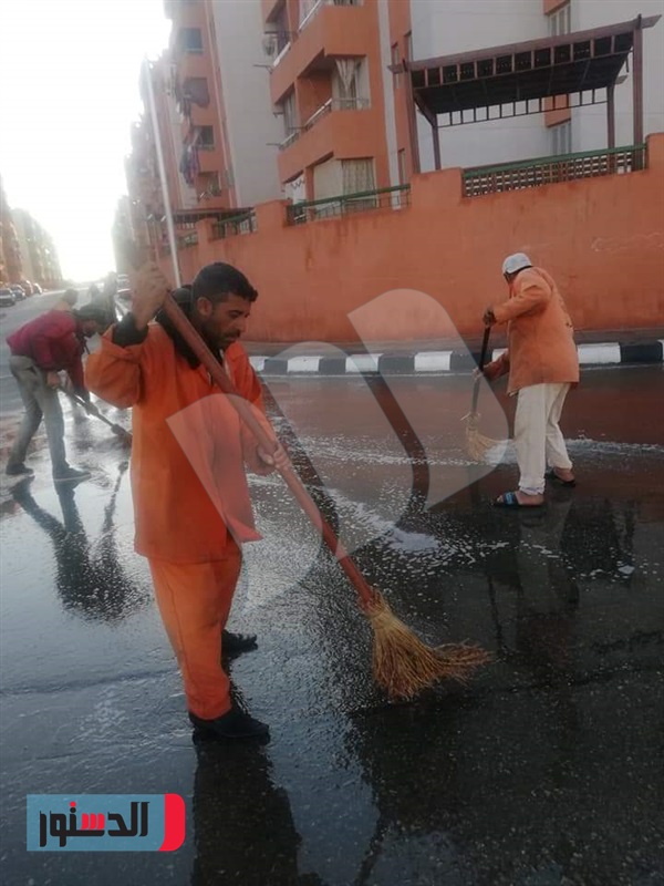 عمال النظافة في شوارع الأسمرات لمواجهة السيول والأمطار (صور)