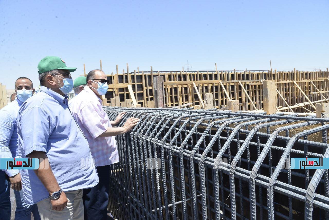 محافظ أسيوط ورئيس مجلس إدارة شركة المقاولون العرب يتفقدان توسعات محطة معالحة الزرابي  (5)