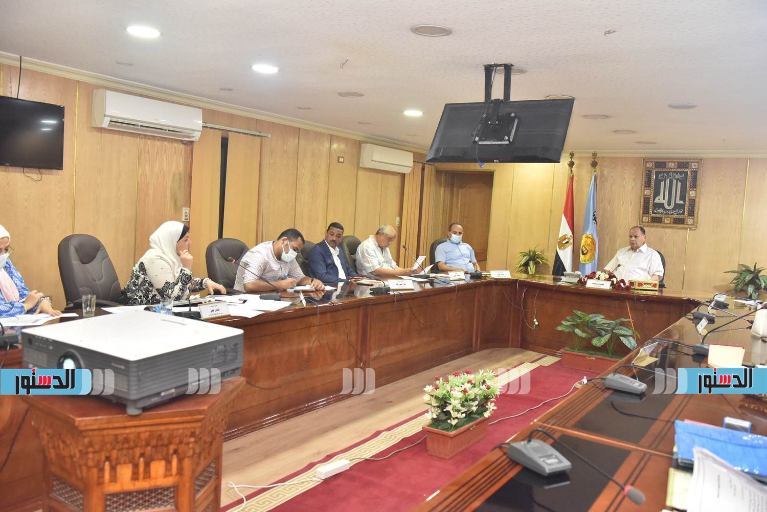 اجتماع محافظ أسيوط مع التخطيط العمراني والنواب (2)