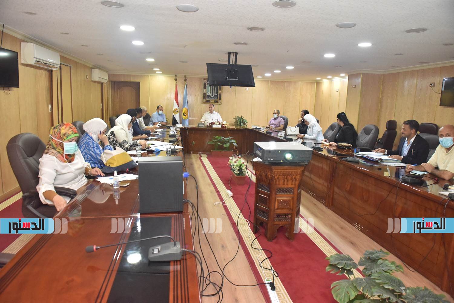 اجتماع محافظ أسيوط مع التخطيط العمراني والنواب (1)