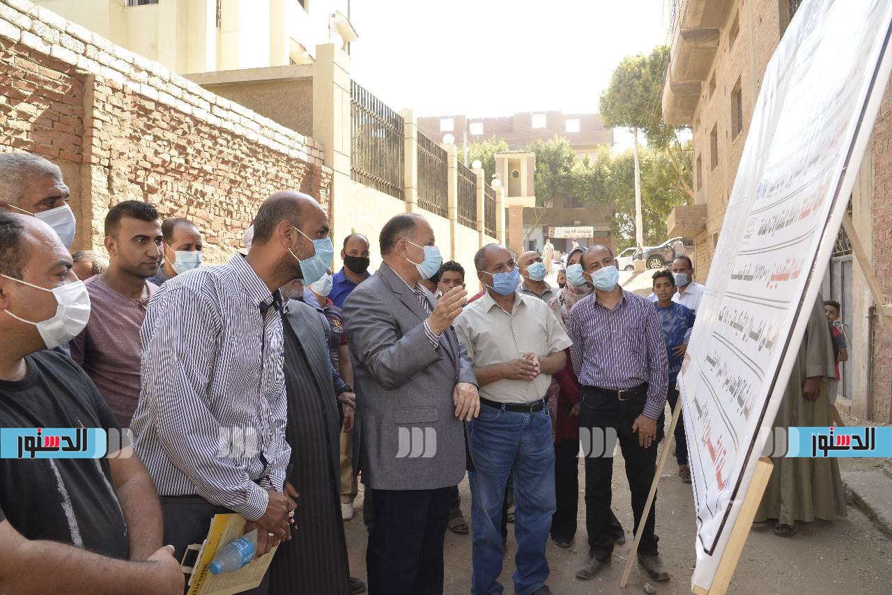 محافظ أسيوط يتفقد أعمال تنفيذ مشروع الصرف الصحي لقرية أولاد الياس بصدفا (3)