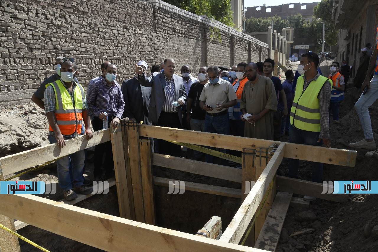 محافظ أسيوط يتفقد أعمال تنفيذ مشروع الصرف الصحي لقرية أولاد الياس بصدفا (7)