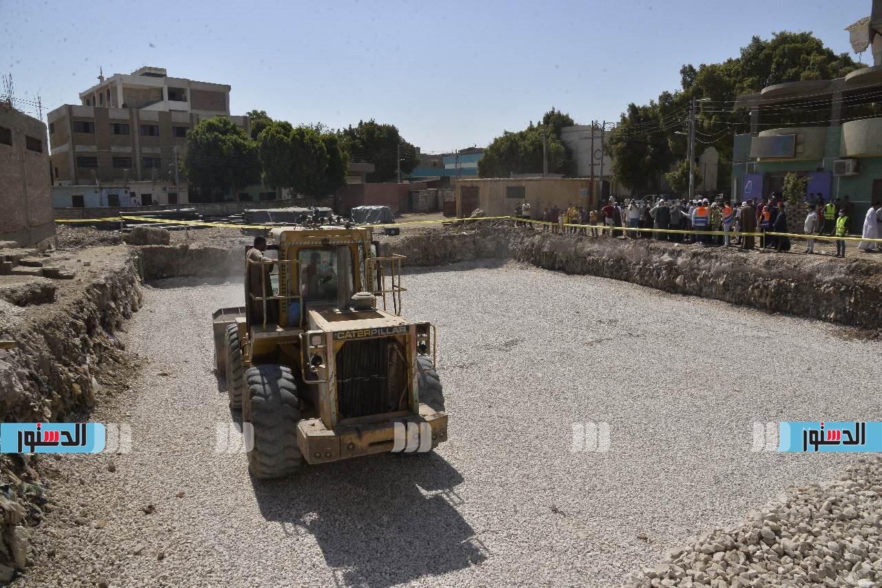 محافظ أسيوط يتفقد انشاء مجمع الخدمات بقرية مجريس بصدفا (4)