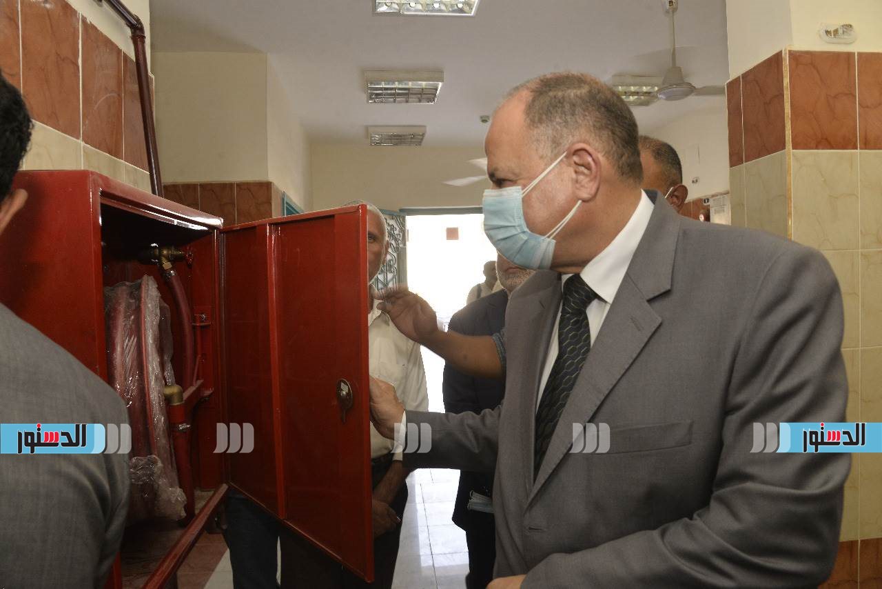 محافظ أسيوط ونائب رئيس جامعة الأزهر يتفقدان سير العمل بالمركز الطبي (5)