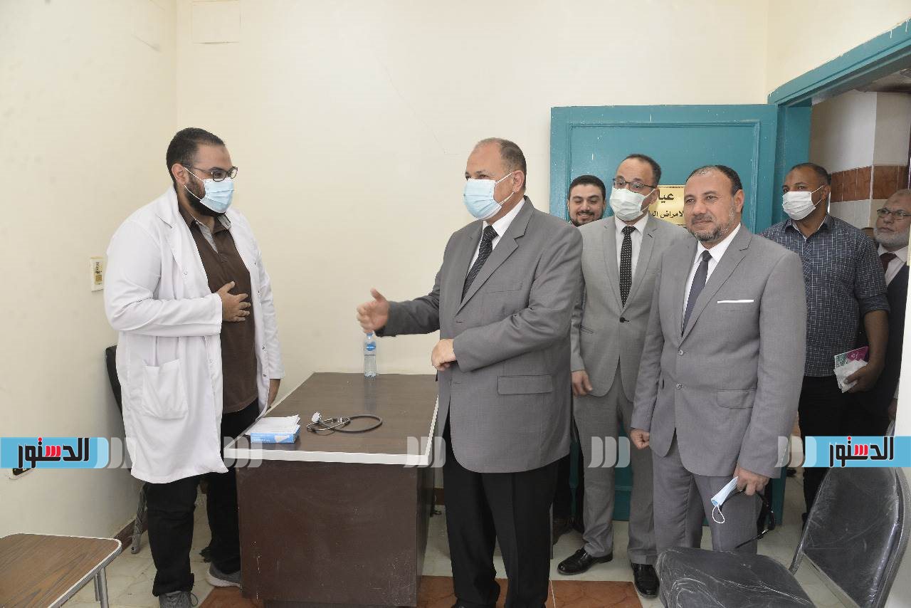 محافظ أسيوط ونائب رئيس جامعة الأزهر يتفقدان سير العمل بالمركز الطبي (8)