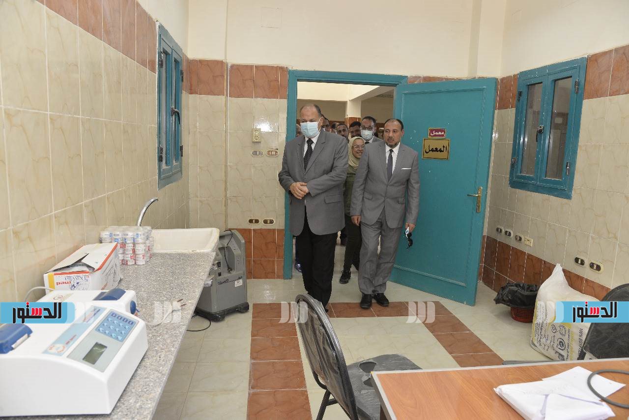 محافظ أسيوط ونائب رئيس جامعة الأزهر يتفقدان سير العمل بالمركز الطبي (9)