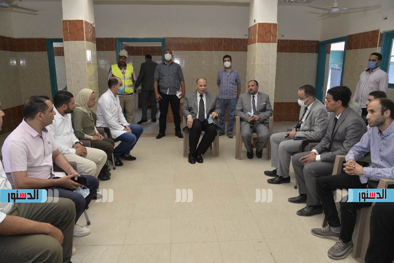 محافظ أسيوط ونائب رئيس جامعة الأزهر يتفقدان سير العمل بالمركز الطبي (11)