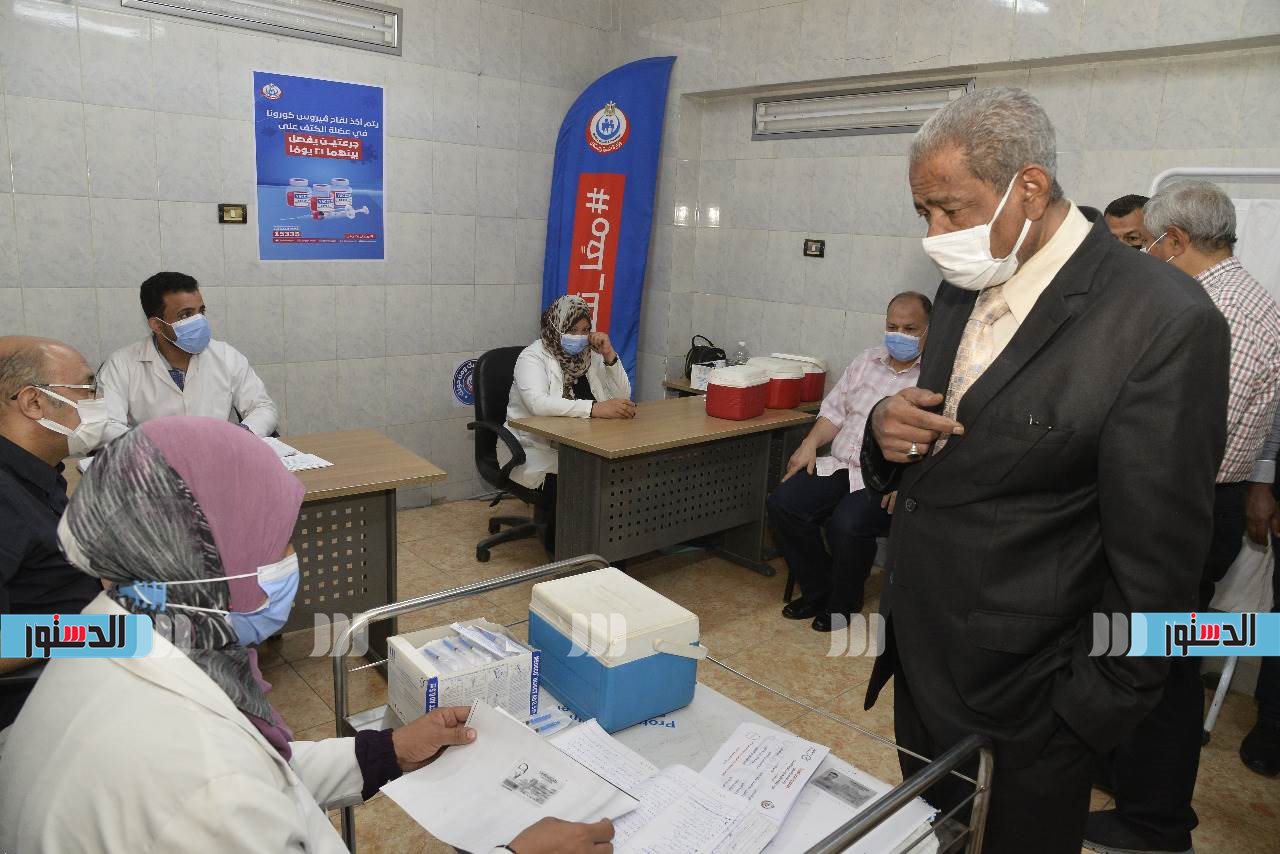 محافظ أسيوط يتابع تطعيم المواطنين بالمركز الصحي بالوليدية (5)