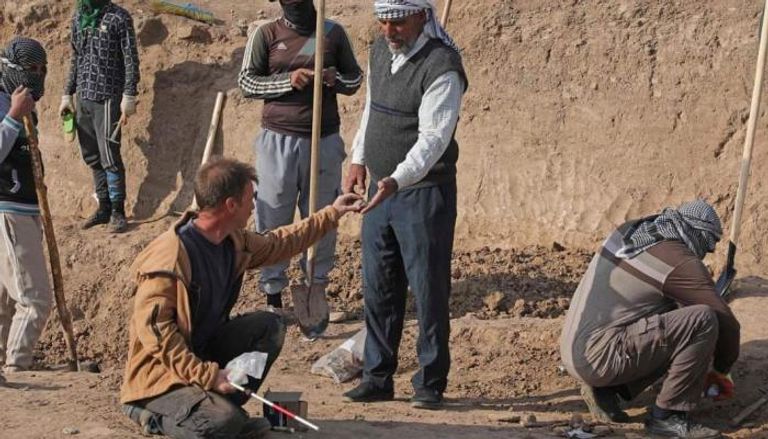 173-150306-antiquities-iraq-discovering-excavation-pieces_700x400