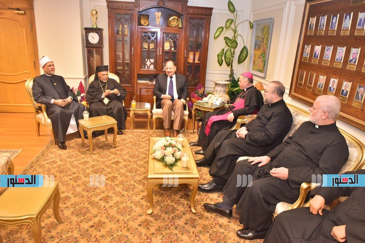 محافظ أسيوط يلتقى سفير الفاتيكان بمصر  (7)