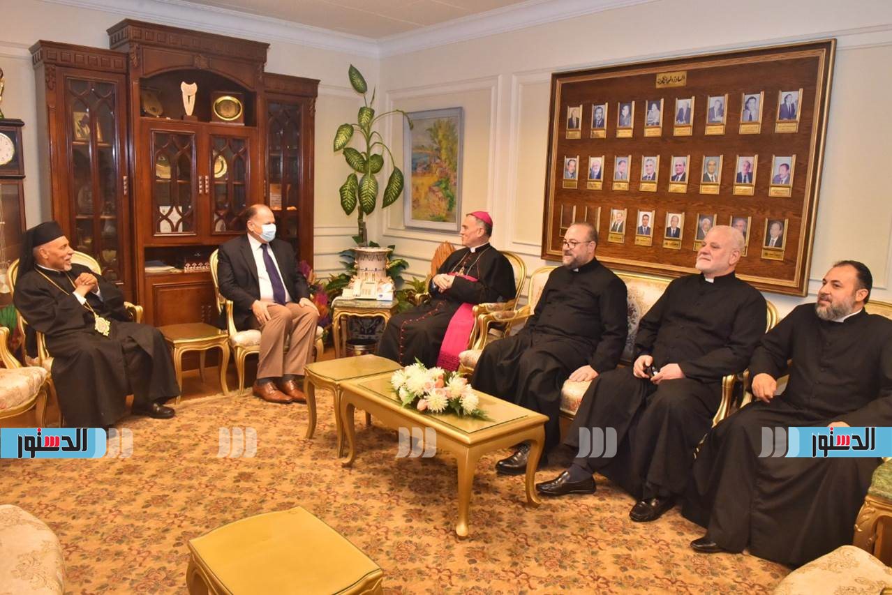 محافظ أسيوط يلتقى سفير الفاتيكان بمصر  (3)