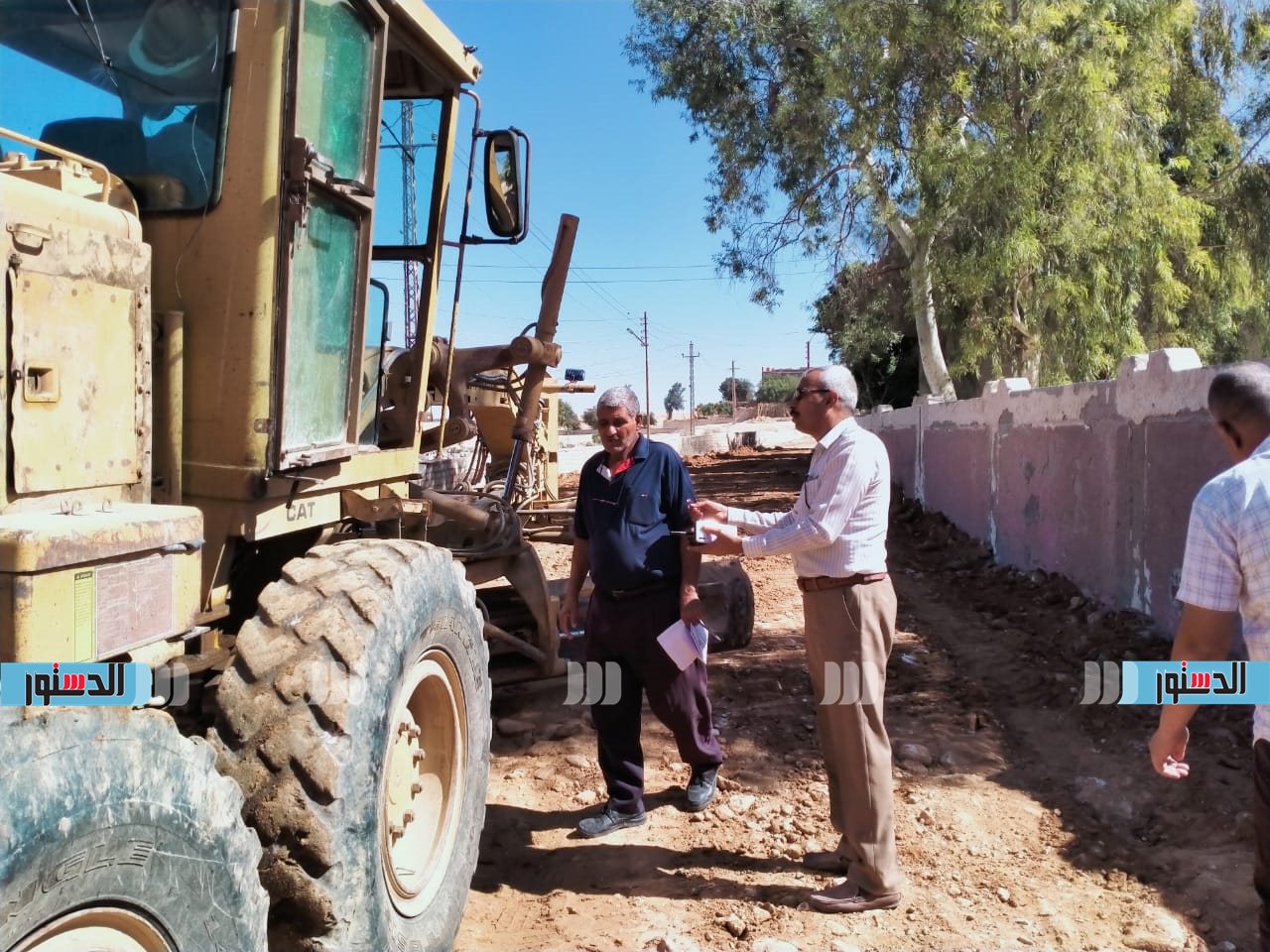 رئيس مركز البداري يتابع أعمال الرصف بطريق قرية السيول (3)