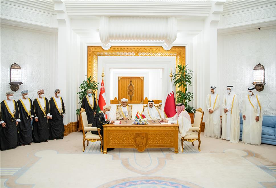 جلالة-السلطان-وسمو-أمير-قطر-يشهدان-توقيع-6-اتفاقيات-تعاون-(3)