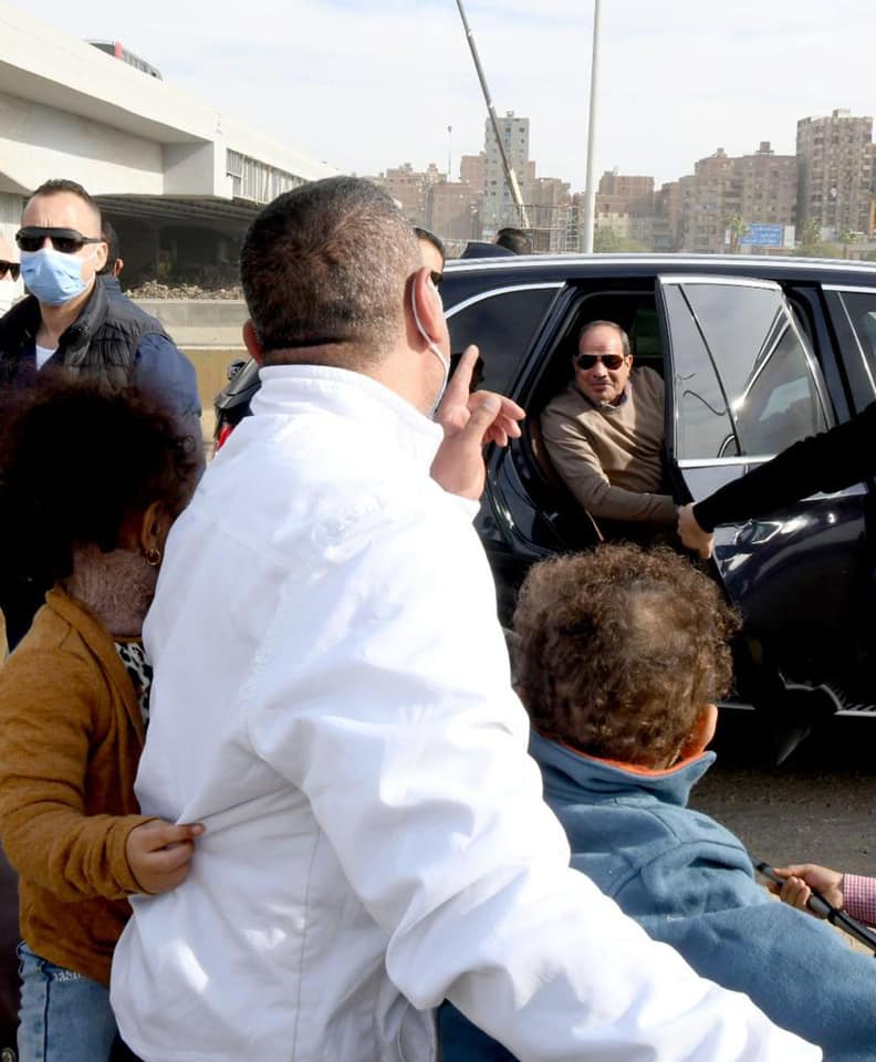 الرئيس السيسي يتبادل التحية والحديث مع عدد من المواطنين