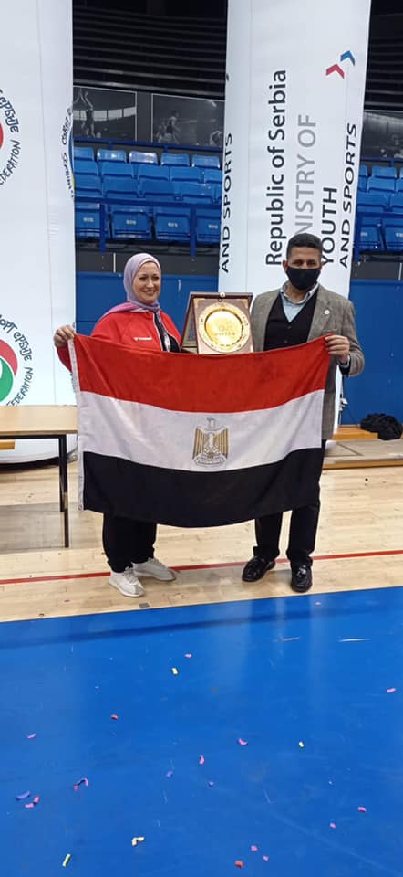 السفير المصري مع الفائزين