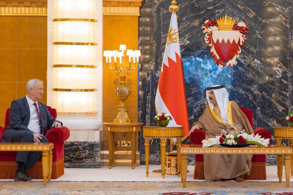 لقاء جانتس وملك البحرين