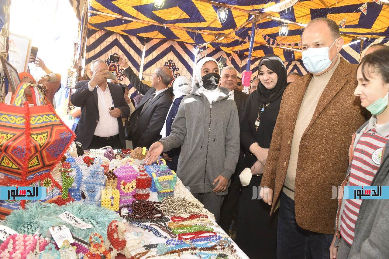 محافظ أسيوط يفتتح معرض المشغولات اليدوية والمنتجات الزراعية لطلاب المدارس (5)