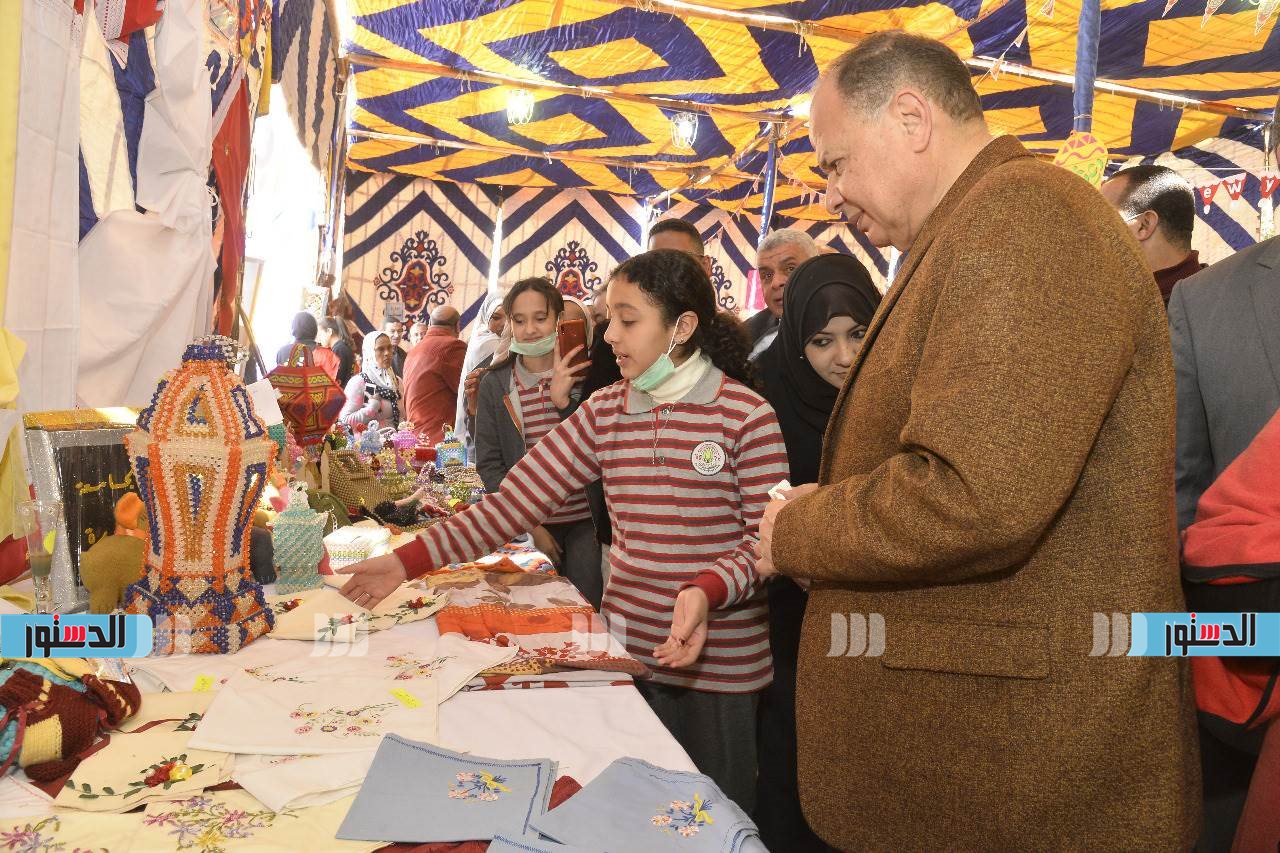 محافظ أسيوط يفتتح معرض المشغولات اليدوية والمنتجات الزراعية لطلاب المدارس (6)