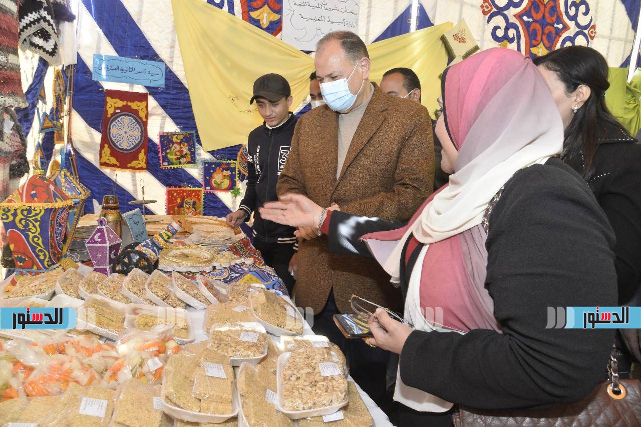 محافظ أسيوط يفتتح معرض المشغولات اليدوية والمنتجات الزراعية لطلاب المدارس (11)