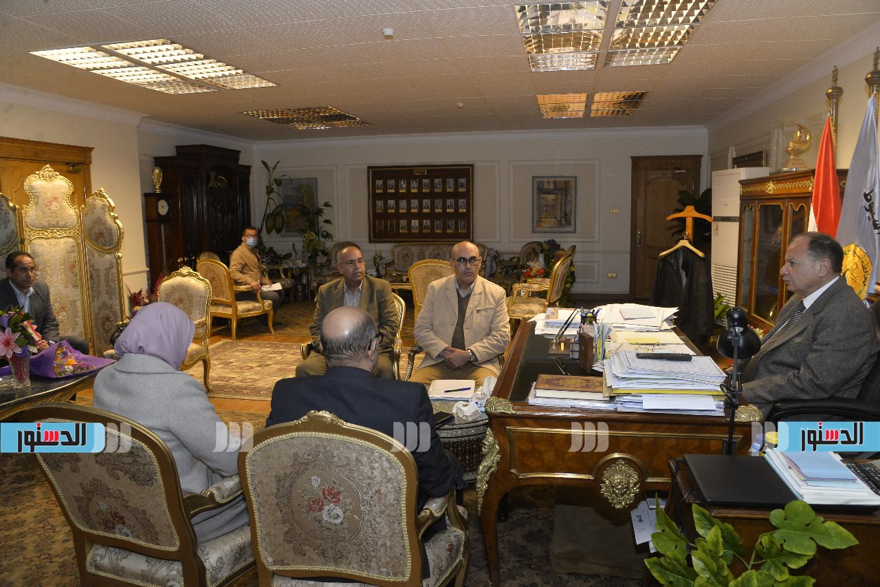 اجتماع مناقشة الموقف التنفيذي ودفع الأعمال بمشروعات الصحة بديروط ومنفلوط (2)