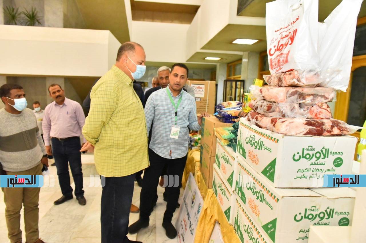 محافظ أسيوط يعلن انطلاق قافلة مواد غذائية وكراتين رمضان  (7)