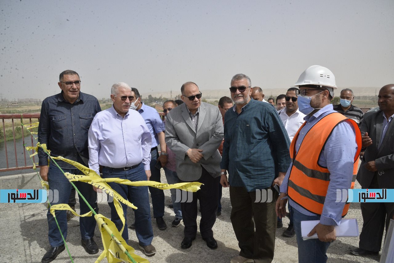 محافظ أسيوط ورئيس المقاولون العرب يتفقدان مشروع كوبري المدخل الشمالي بمنقباد (2)