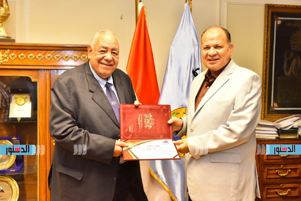 محافظ أسيوط يستقبل رئيس الاتحاد المصرى ونائب الاتحاد الدولى لكمال الاجسام (7)