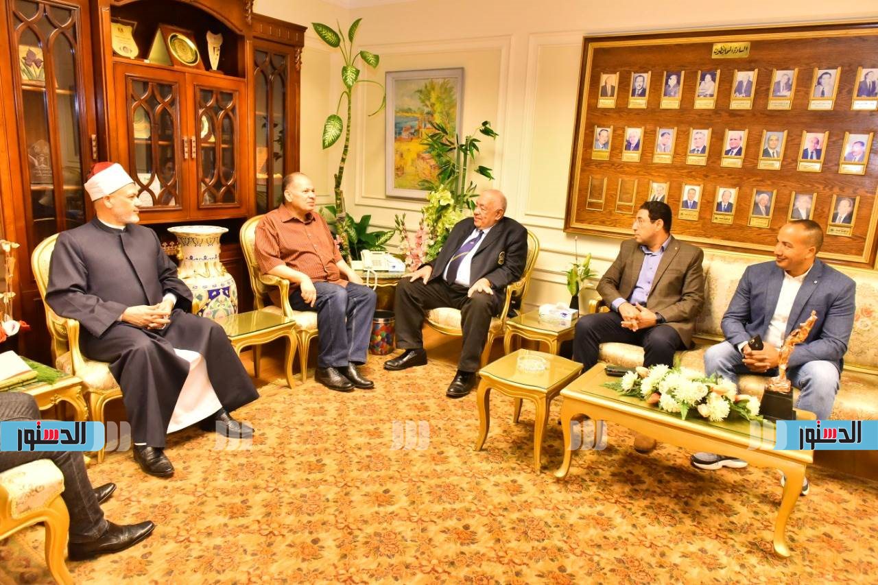 محافظ أسيوط يستقبل رئيس الاتحاد المصرى ونائب الاتحاد الدولى لكمال الاجسام (5)