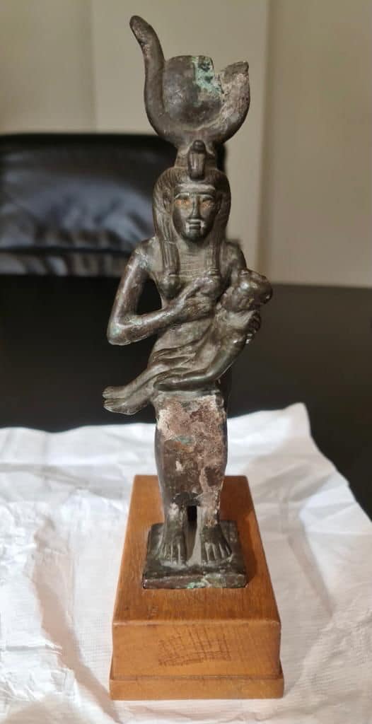 تمثال للمعبودة �إيزيس� تحمل �حورس الطفل� 