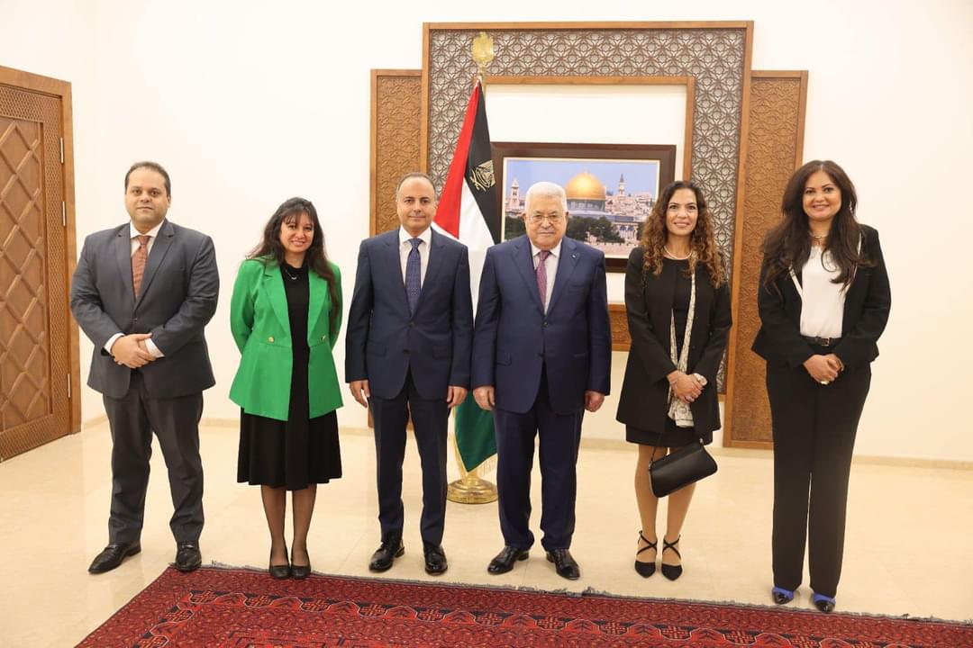 السفير إيهاب سليمان مع أعضاء البعثة المصرية وعباس