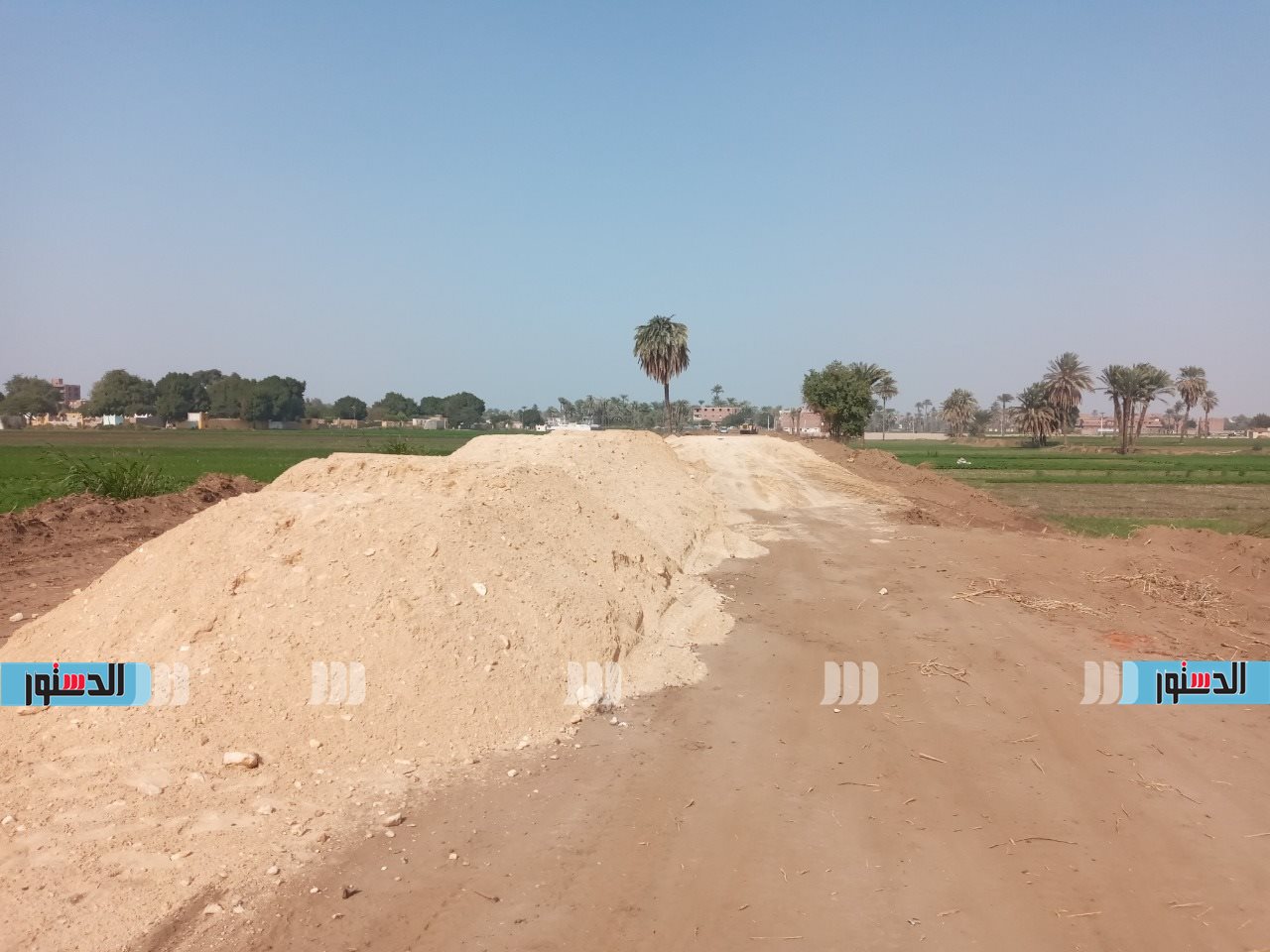 بدء القاء التربة الزلطية بطريق طراد النيل بالقوصية (1)
