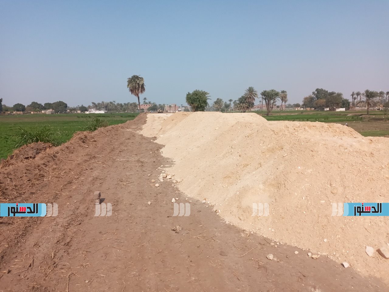 بدء القاء التربة الزلطية بطريق طراد النيل بالقوصية (3)