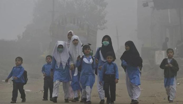 أطفال في �لاهور� المدينة الأكثر تلوثًا حول العالم