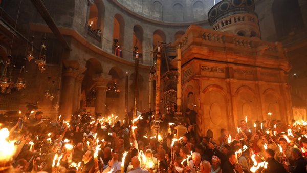 مسيحيو القدس يستقبلون معجزه ظهور النور المقدس من كنيسة القيامة اليوم