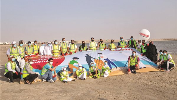 كاتدرائية أبو ظبي تشارك مع جمعية البيئة في حملة تنظيف الشواطئ