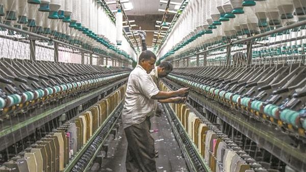 «الوزراء»: مصر تعيد إحياء صناعة الغزل والنسيج ومنظومة جديدة لتداول القطن