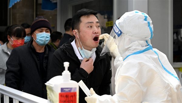 المدن الصينية تخفف قيود مكافحة «كورونا» وترفع شرط إجراء فحص التشخيص