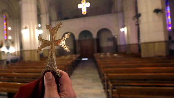 كاهن الكنيسة بالنمسا يكشف كيف تتعامل كنائس المهجر مع التبني