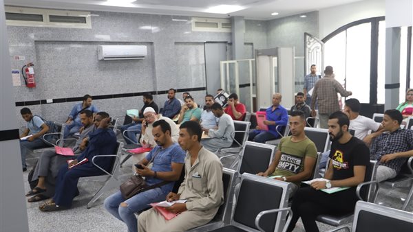 صور ترصد سير العمل داخل وحدة خدمات العمالة المصرية فى الخارج