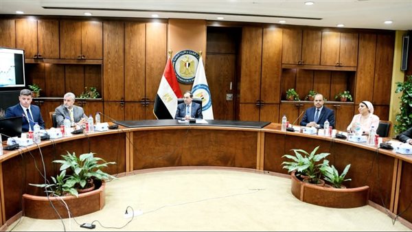 وزير البترول يسلم الرخصة الثاية لتموين السفن بالوقود في الموانئ المصرية